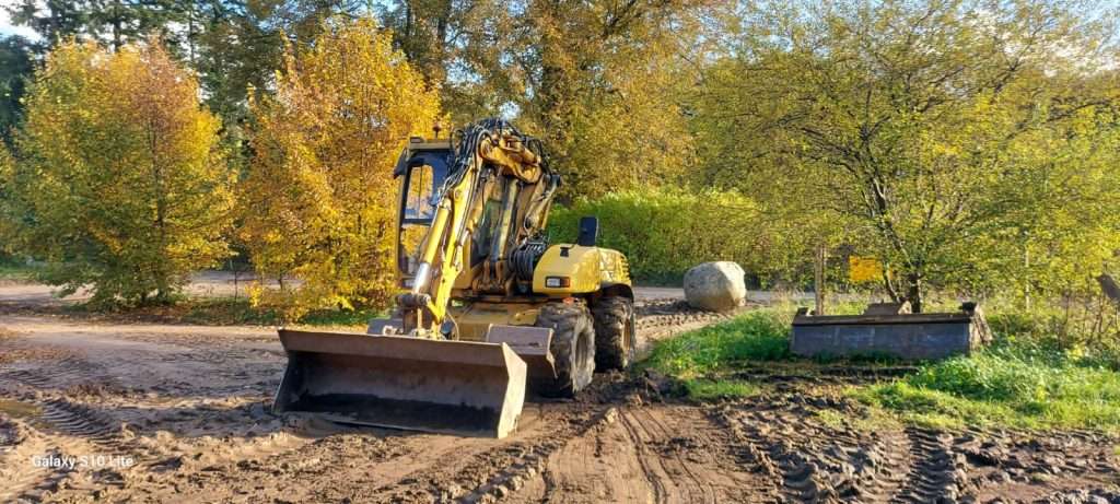 Koparka podczas wywozu gruzu – EcoGruz